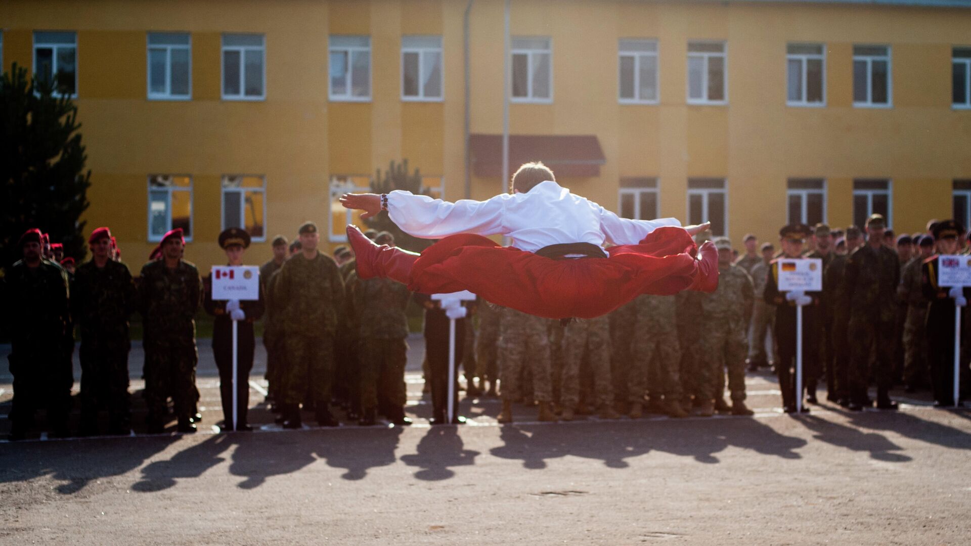 Танцор на церемонии открытия учений Rapid Trident 2014 - РИА Новости, 1920, 15.01.2022