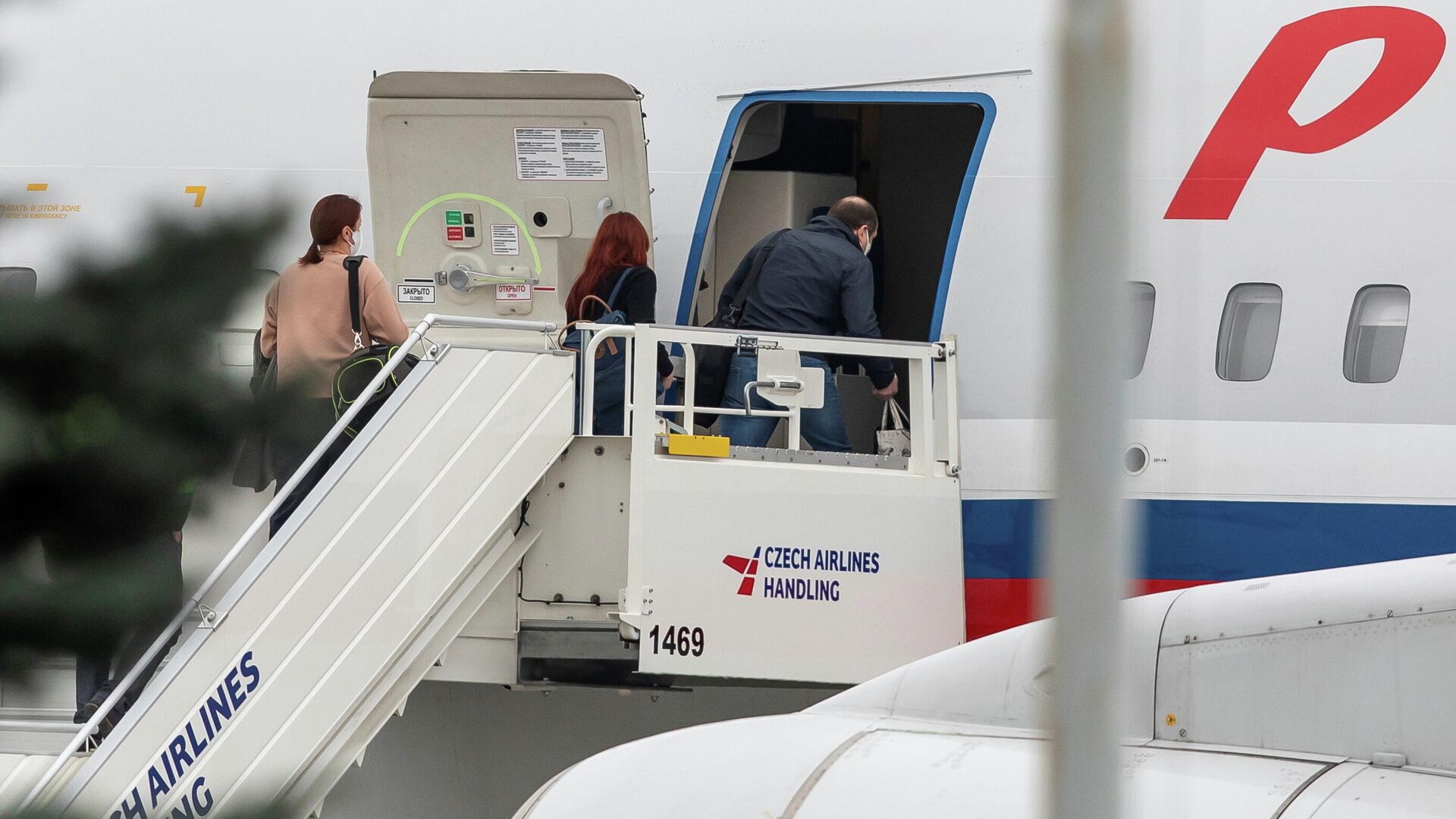 Российские дипломаты заходят в самолет авиакомпании Россия в аэропорту Праги  - РИА Новости, 1920, 20.04.2021