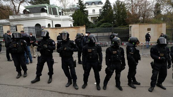 Сотрудники полиции у здания посольства России в Праге, Чехия