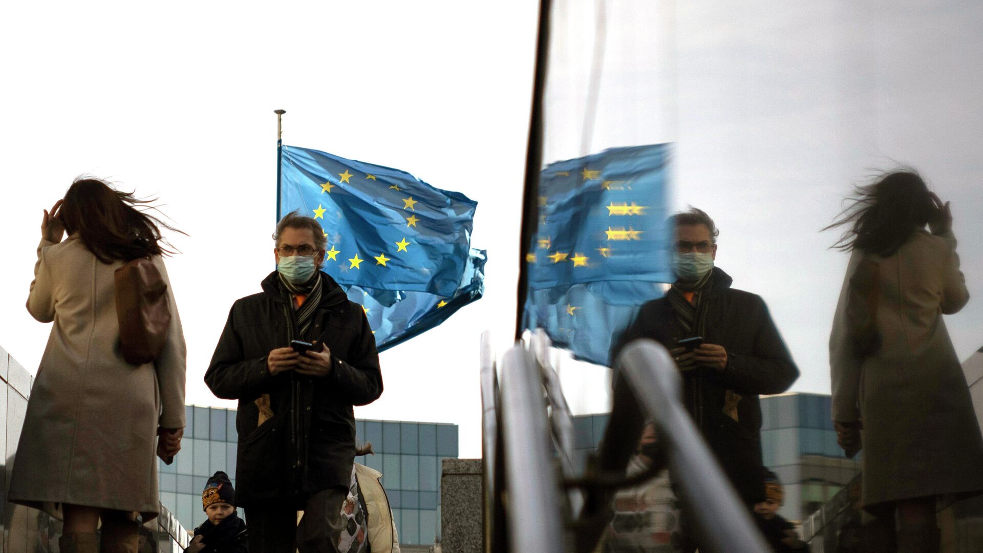 Флаги Европейского Союза перед штаб-квартирой ЕС в Брюсселе - РИА Новости, 1920, 10.09.2021