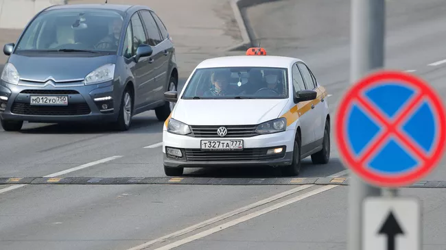 Автомобиль такси на одной из улиц в Москве