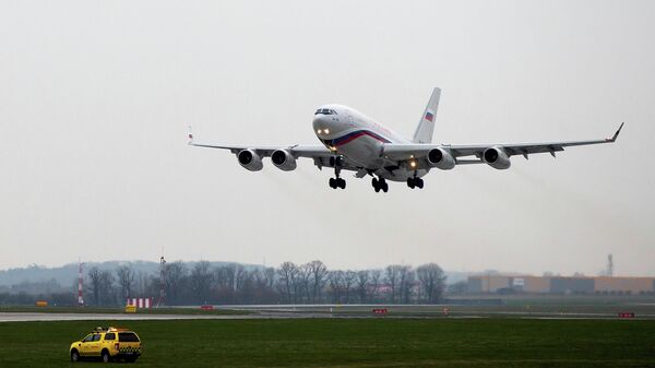 Самолет с высланными из Чехии российскими дипломатами и их семьями взлетает в аэропорту Праги, Чехия