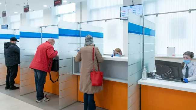 Посетители в новом здании Федеральной налоговой службы в Москве 