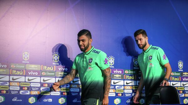 Габриэль Барбоза и Фелипе на пресс-конференции сборной Бразилии.