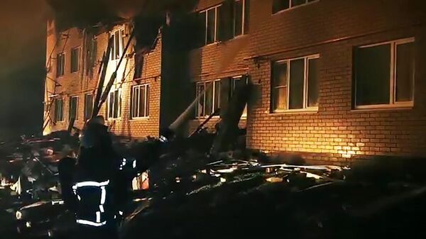 Сотрудники МЧС РФ работают на месте взрыва бытового газа в жилом доме в Нижегородской области