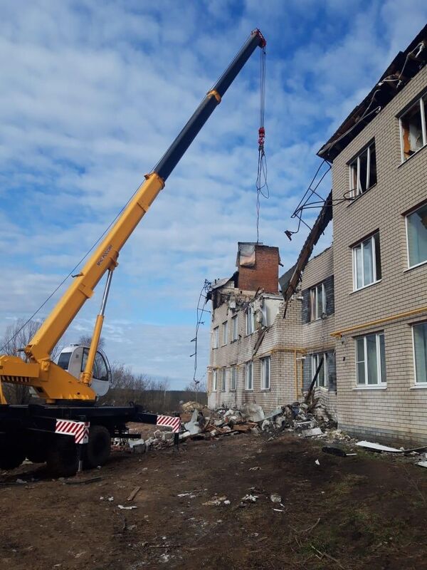 Разбор завалов на месте взрыва бытового газа в жилом доме в селе Маргуша Нижегородской области