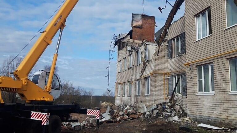 Разбор завалов на месте взрыва бытового газа в жилом доме в селе Маргуша Нижегородской области