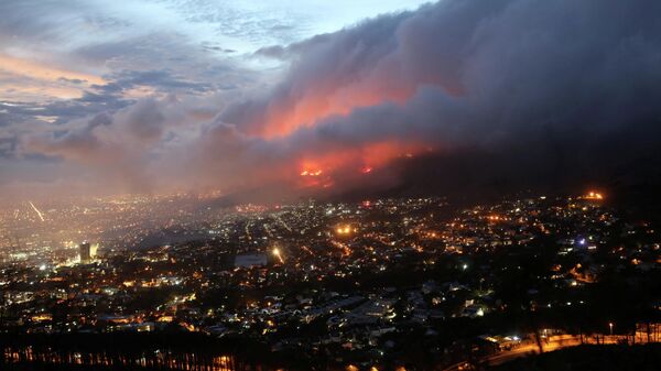 Пожар на склонах Столовой горы недалеко от Кейптауна