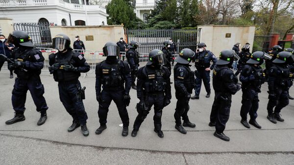 Сотрудники полиции во время акции протеста у посольства России в Праге