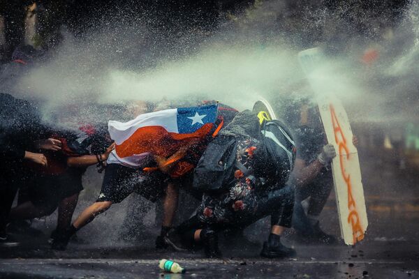 Работа чилийского фотографа Javier Vergara Chile Resists, занявшая пятое место в конкурсе All About Photo Awards 2021