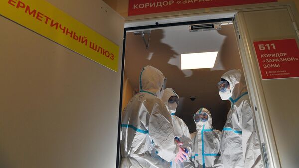 Медицинские работники в герметичном шлюзе в коридоре заразной зоны в МКЦИБ Вороновское 