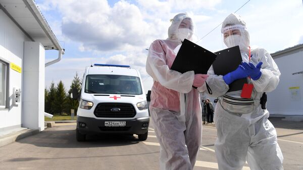 Работники скорой медицинской помощи на территории Московского клинического центра инфекционных болезней Вороновское