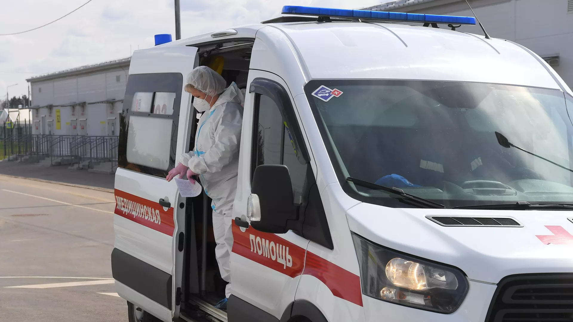 Медицинский работник выходит из салона скорой медицинской помощи - РИА Новости, 1920, 19.09.2021