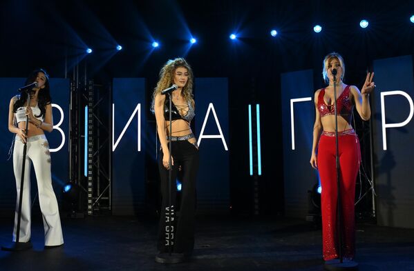 Участницы группы ВИА Гра выступают на гала-концерте в рамках IX церемонии вручения музыкальных премий Top Hit Music Awards Russia в Москве