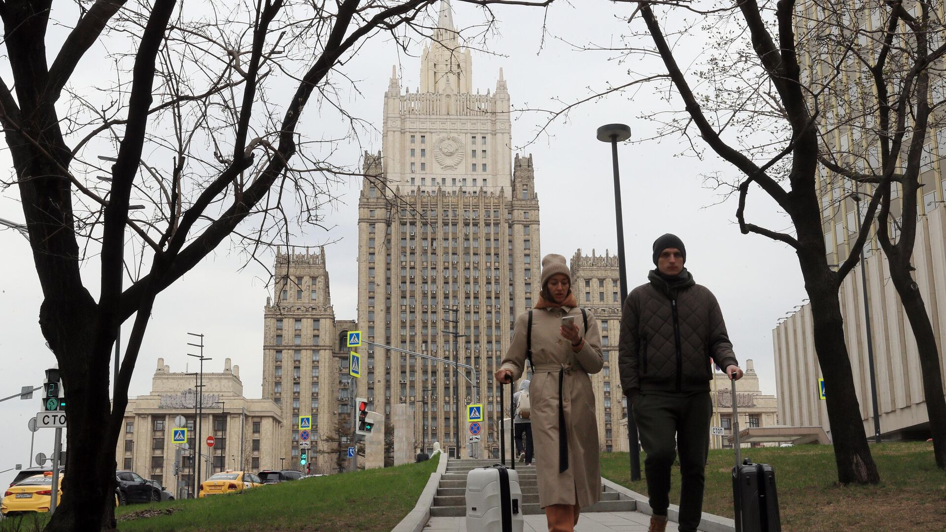 Прохожие у здания МИД России в Москве - РИА Новости, 1920, 30.04.2021