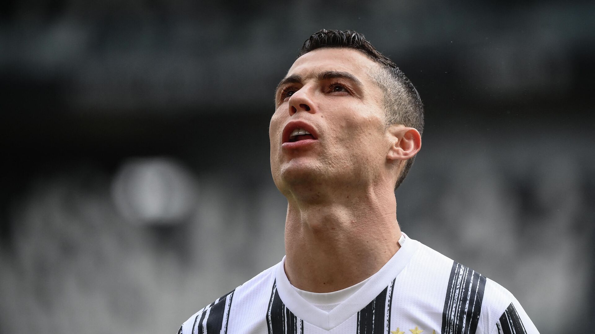 Juventus' Portuguese forward Cristiano Ronaldo reacts during the Italian Serie A football match Juventus vs Genoa on April 11, 2021 at the Juventus stadium in Turin. (Photo by Marco BERTORELLO / AFP) - РИА Новости, 1920, 20.04.2021