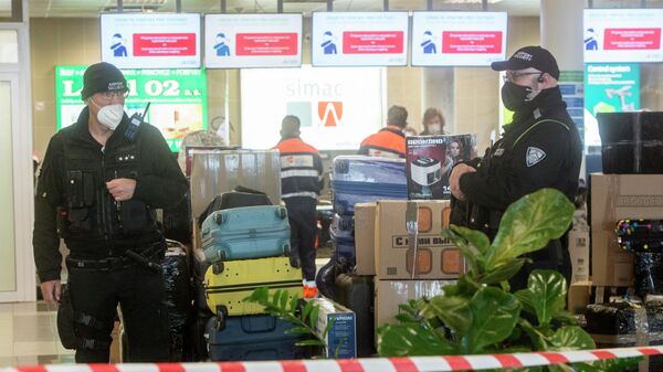 Сотрудники службы безопасности аэропорта во время вылета российских дипломатов в аэропорту Вацлава Гавела в Праге