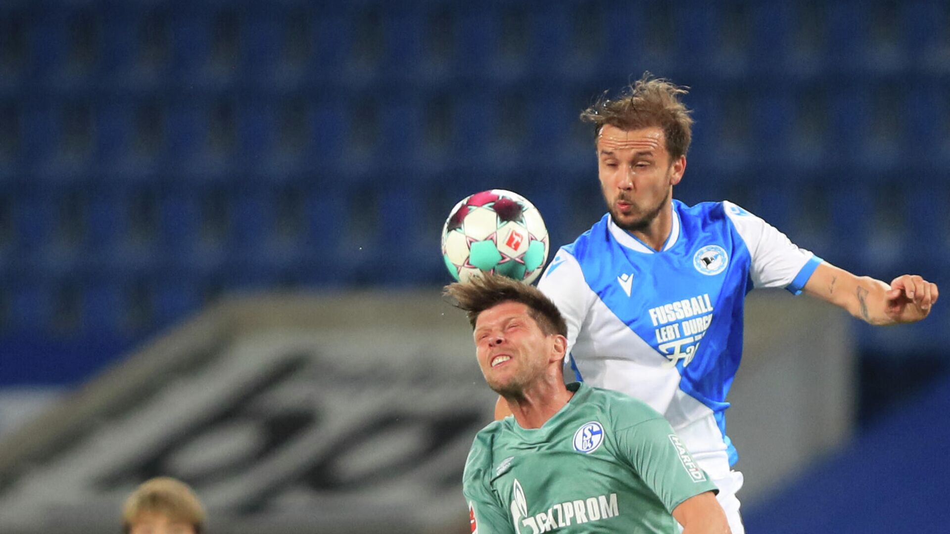 Schalke's Dutch forward Klaas-Jan Huntelaar (front) and Bielefeld's Austrian midfielder Manuel Prietl vie for the ball during the German first division Bundesliga football match Arminia Bielefeld v Schalke 04 in Bielefeld, northern Germany, on April 20, 2021. (Photo by WOLFGANG RATTAY / POOL / AFP) / DFL REGULATIONS PROHIBIT ANY USE OF PHOTOGRAPHS AS IMAGE SEQUENCES AND/OR QUASI-VIDEO - РИА Новости, 1920, 20.04.2021