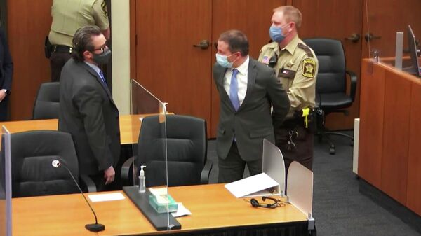 Экс-полицейский Дерек Шовин на слушаниях в суде по делу о смерти Джорджа Флойда