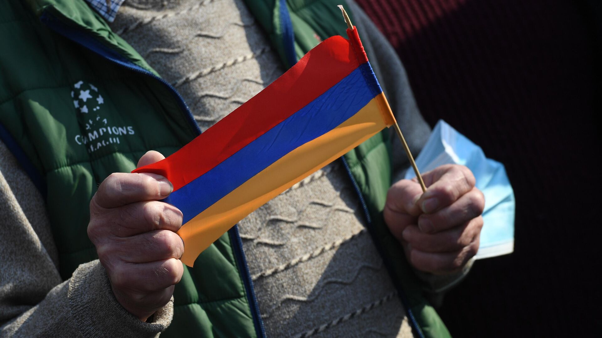 Флажок в руках участника протестного митинга в Армении - РИА Новости, 1920, 26.09.2021