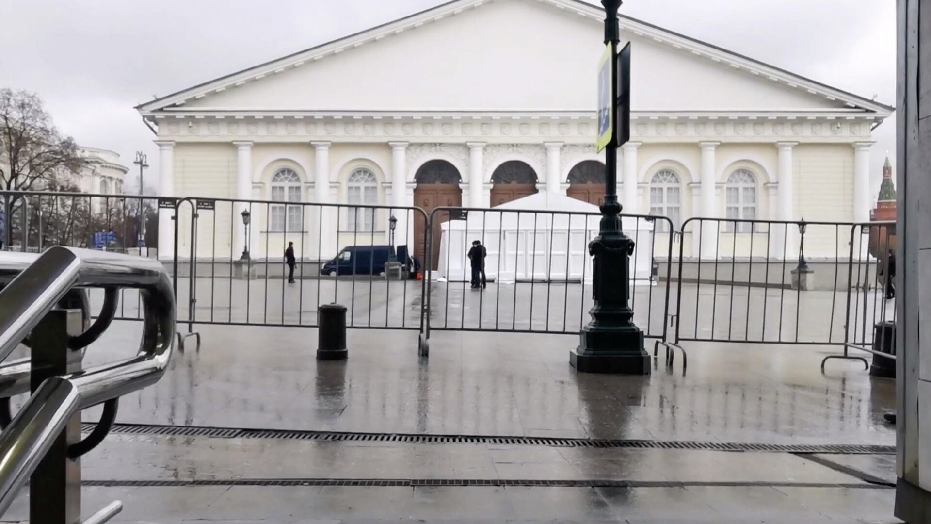 Проход к Манежу в центре Москвы, где пройдет послание Путина, ограничен - РИА Новости, 1920, 21.04.2021