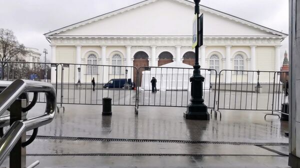Проход к Манежу в центре Москвы, где пройдет послание Путина, ограничен