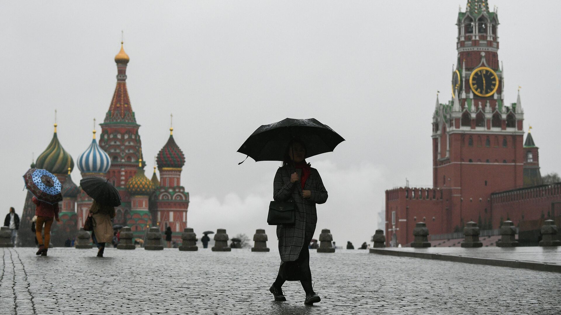 Люди во время дождя на Красной площади в Москве - РИА Новости, 1920, 29.07.2021
