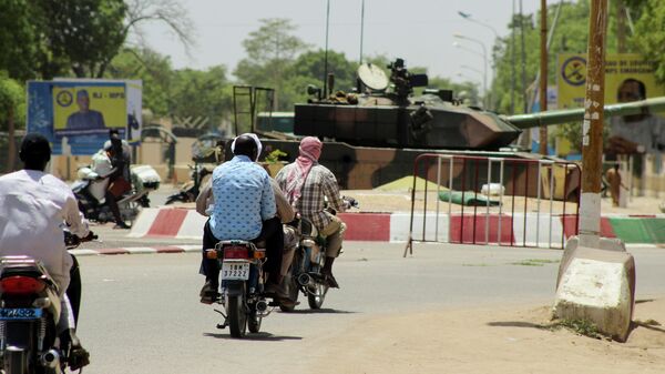 Военная техника на улице в районе президентского дворца в столице Чада Нджамене