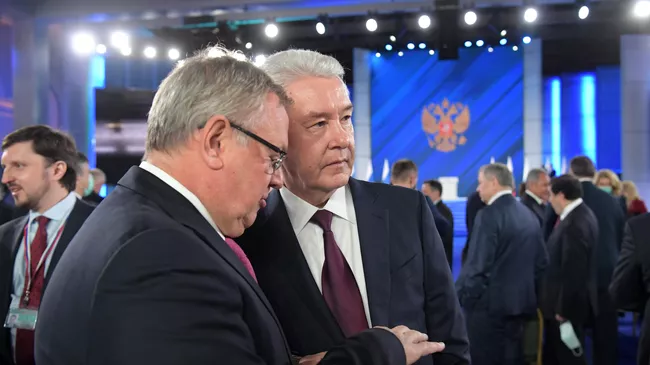 Президент - председатель правления Банка ВТБ Андрей Костин и мэр Москвы Сергей Собянин перед началом ежегодного послания президента РФ Владимира Путина Федеральному Собранию