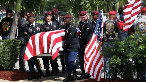 Почетный караул армии США несет гроб погибшего сержанта во время панихиды в Голливуде