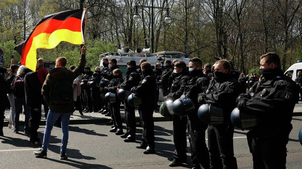 Участники акции протеста против политики правительства Германии по борьбе с пандемией коронавируса и полицейские в Берлине