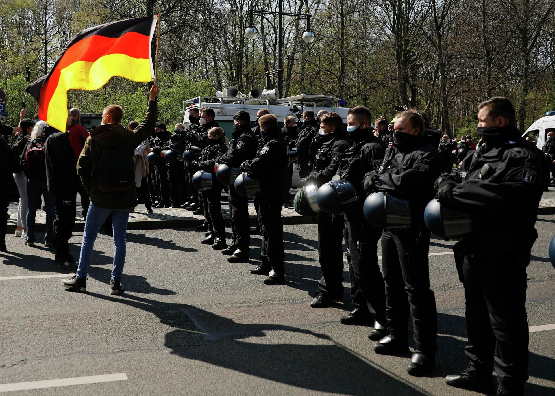 Участники акции протеста против политики правительства Германии по борьбе с пандемией коронавируса и полицейские в Берлине - РИА Новости, 1920, 29.06.2021