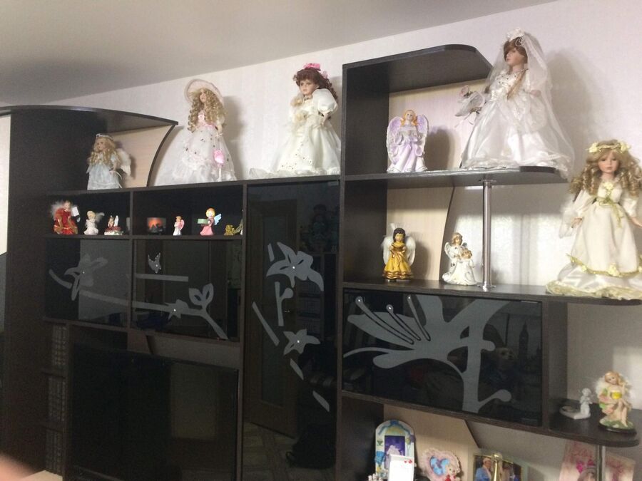 После убийства единственной дочери Марина стала коллекционировать куклы, наряженные в свадебные платья