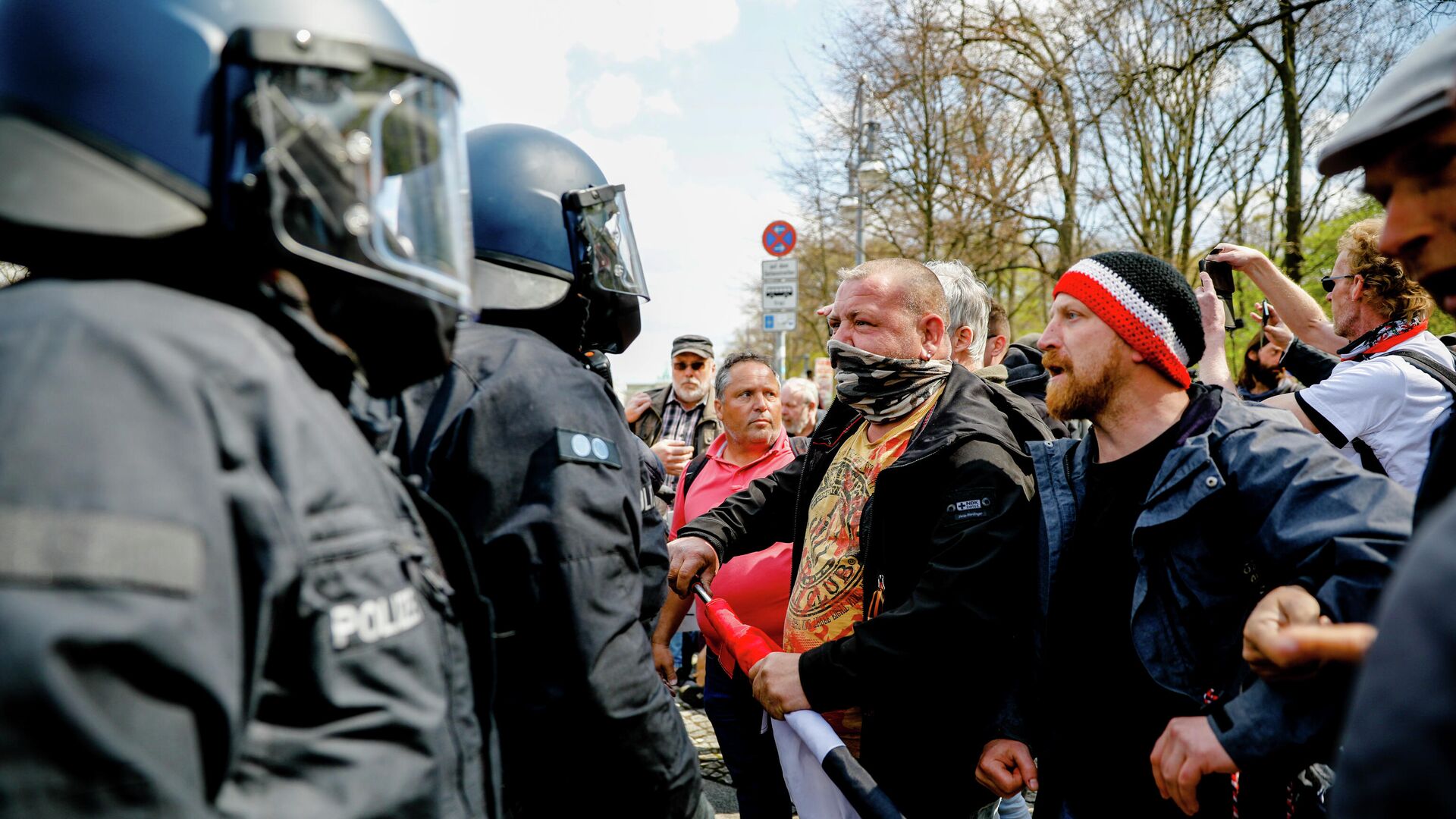 Участники акции протеста против политики правительства Германии по борьбе с пандемией коронавируса и полицейские в Берлине - РИА Новости, 1920, 21.04.2021