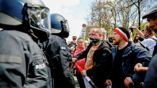 Участники акции протеста против политики правительства Германии по борьбе с пандемией коронавируса и полицейские в Берлине