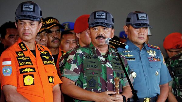 Военный командир Индонезии Хади Тьяджанто и глава Индонезийского поисково-спасательного агентства Мухаммадом Сяуги  во время пресс-конференции