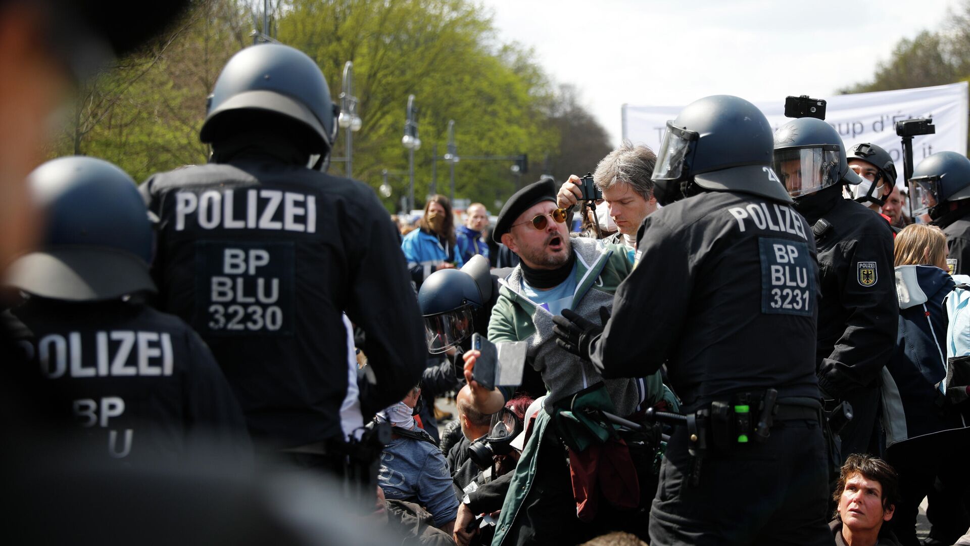 Участники акции протеста против политики правительства Германии по борьбе с пандемией коронавируса и полицейские в Берлине - РИА Новости, 1920, 21.04.2021