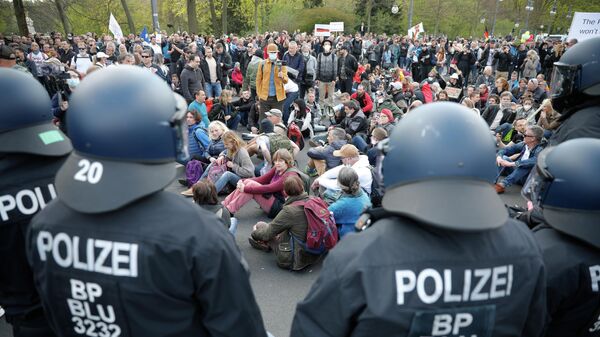 Участники акции протеста против политики правительства Германии по борьбе с пандемией коронавируса и полицейские в Берлине