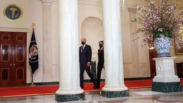Президент США Джо Байден и вице-президент Камала Харрис готовятся выступить в обращением после оглашения пригорова полицейскому Дереку Шовину 