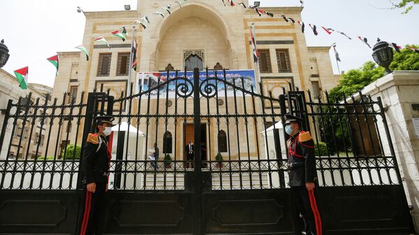 Охрана у входа в здание парламента, где проходит обсуждение предстоящих президентских выборов в Дамаске