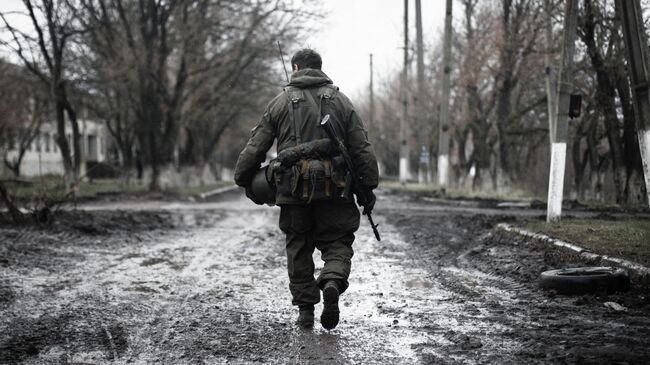 Ополченец Донецкой народной республики (ДНР) в селе Широкино Донецкой области