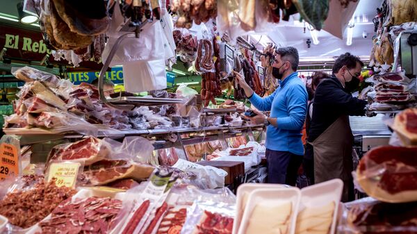 Мясная лавка на рынке Санта-Катерина в старом городе Барселоны