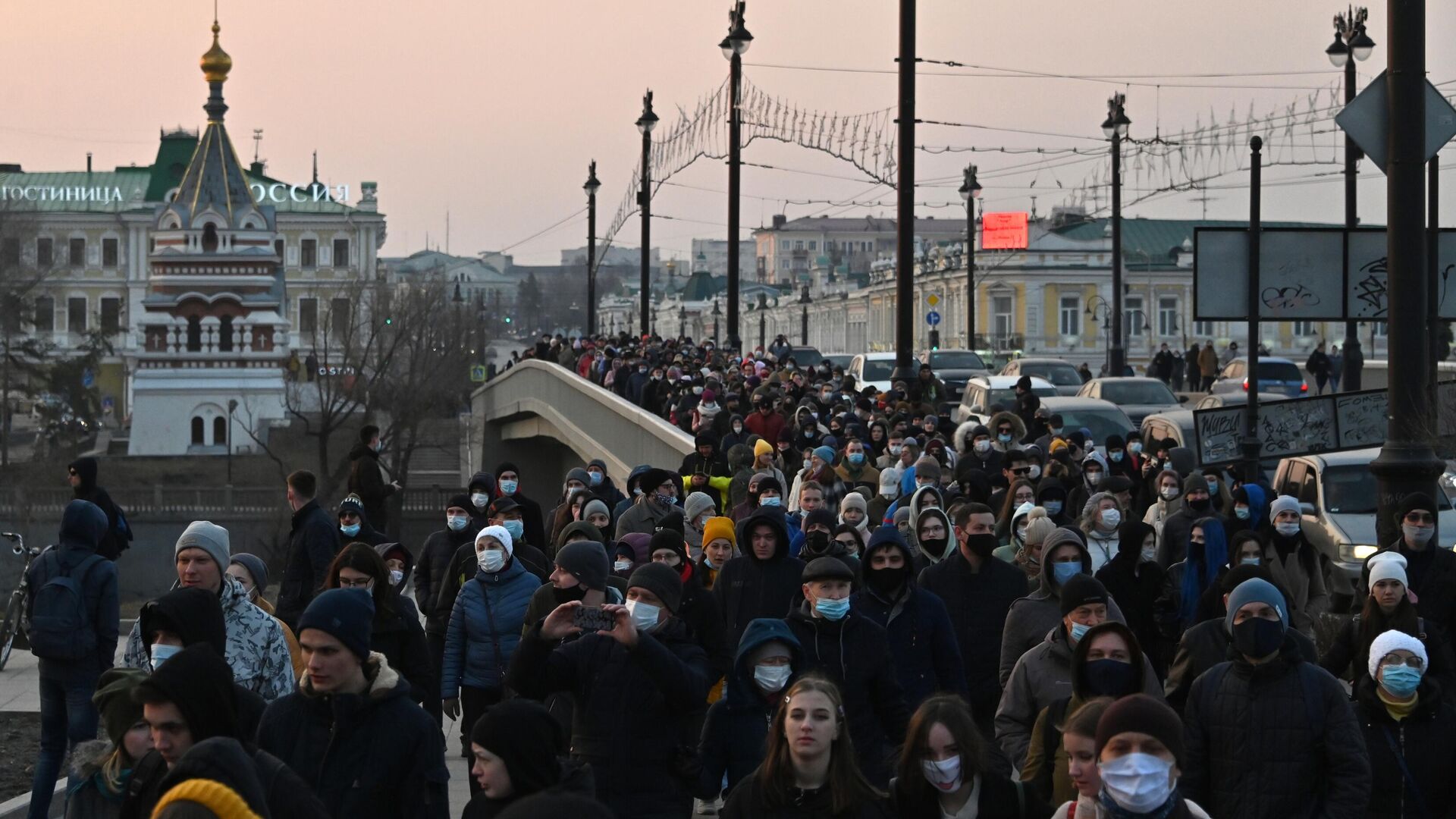 Участники несанкционированной акции в поддержку Алексея Навального в Омске - РИА Новости, 1920, 21.04.2021