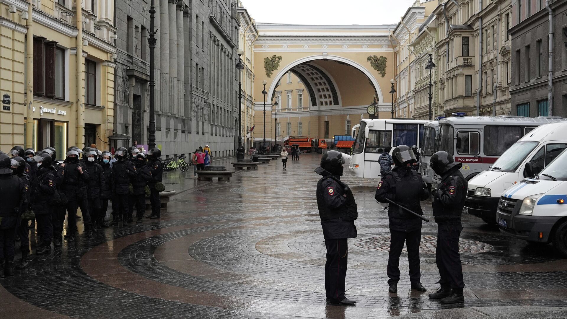 Сотрудники полиции перед началом несанкционированной акции в поддержку Алексея Навального в Санкт-Петербурге - РИА Новости, 1920, 21.04.2021