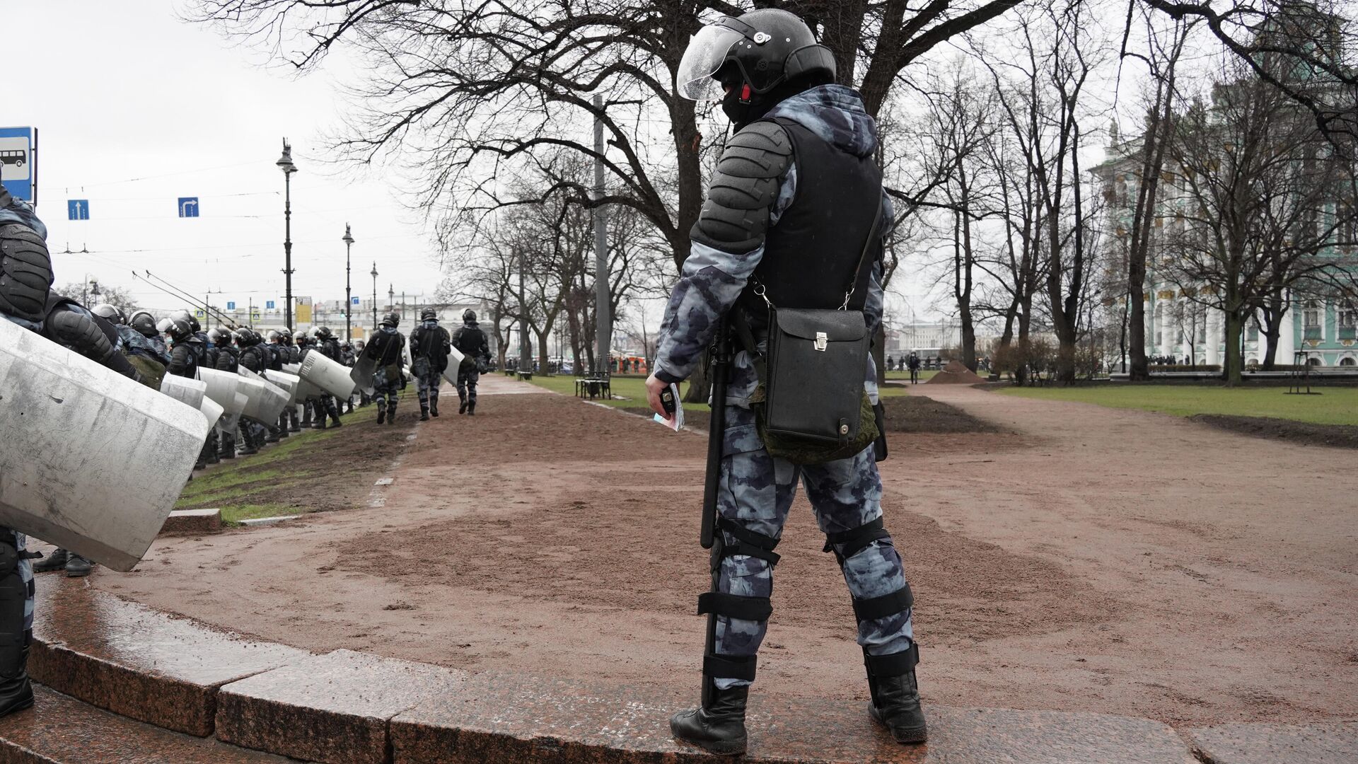 Сотрудники полиции перед началом несанкционированной акции в поддержку Алексея Навального в Санкт-Петербурге - РИА Новости, 1920, 21.04.2021