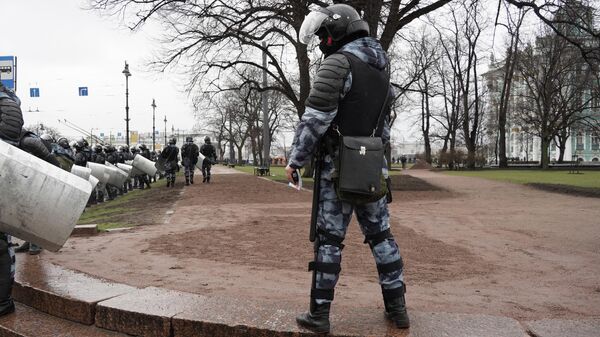 Сотрудники полиции перед началом несанкционированной акции в поддержку Алексея Навального в Санкт-Петербурге