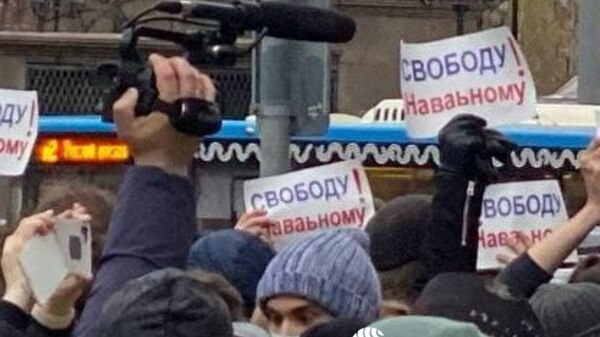 Участники несанкционированной акции в поддержку Алексея Навального в Москве