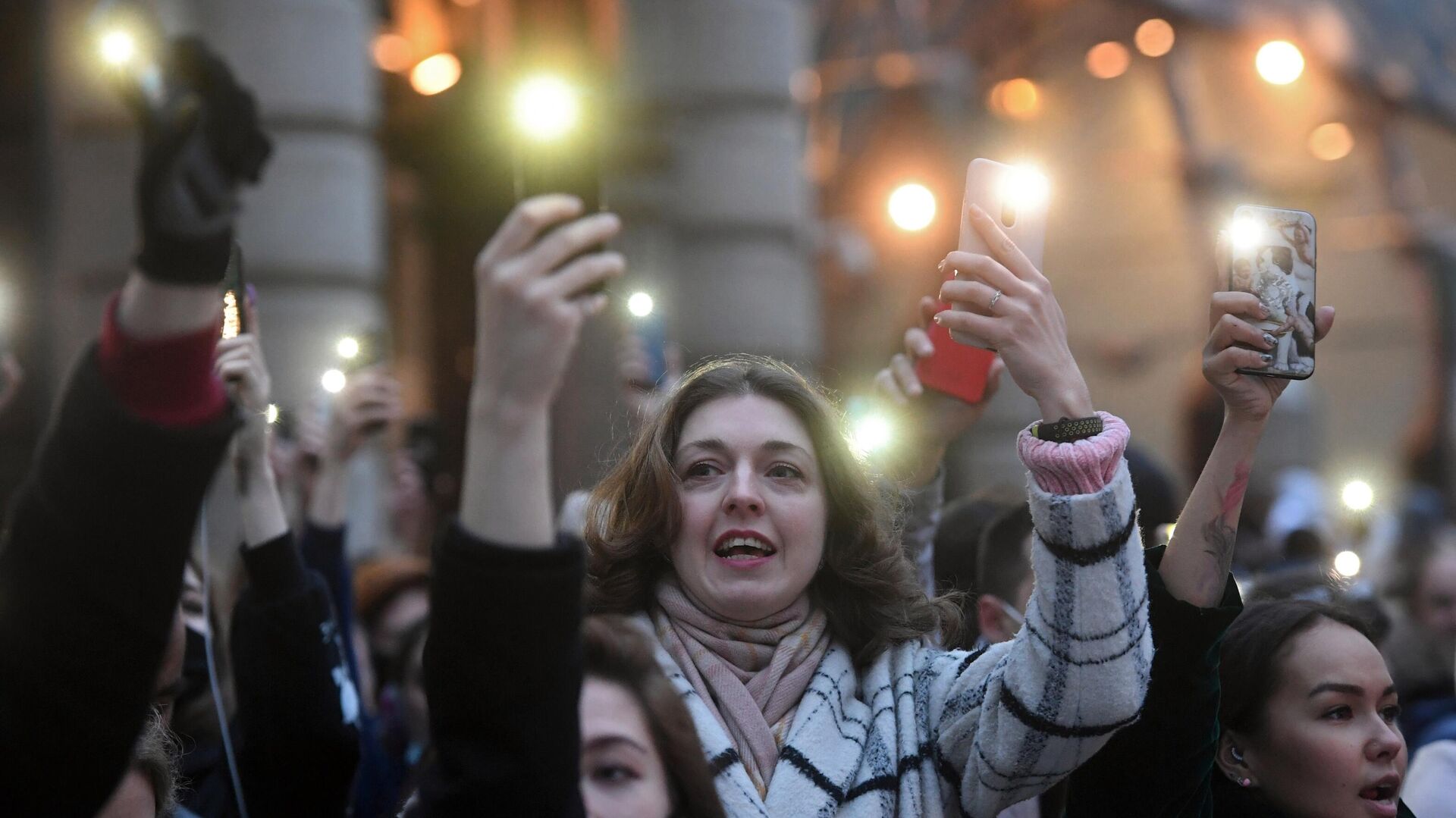 Участники несанкционированной акции в поддержку Алексея Навального держат смартфоны с включенными фонариками в Москве - РИА Новости, 1920, 22.04.2021