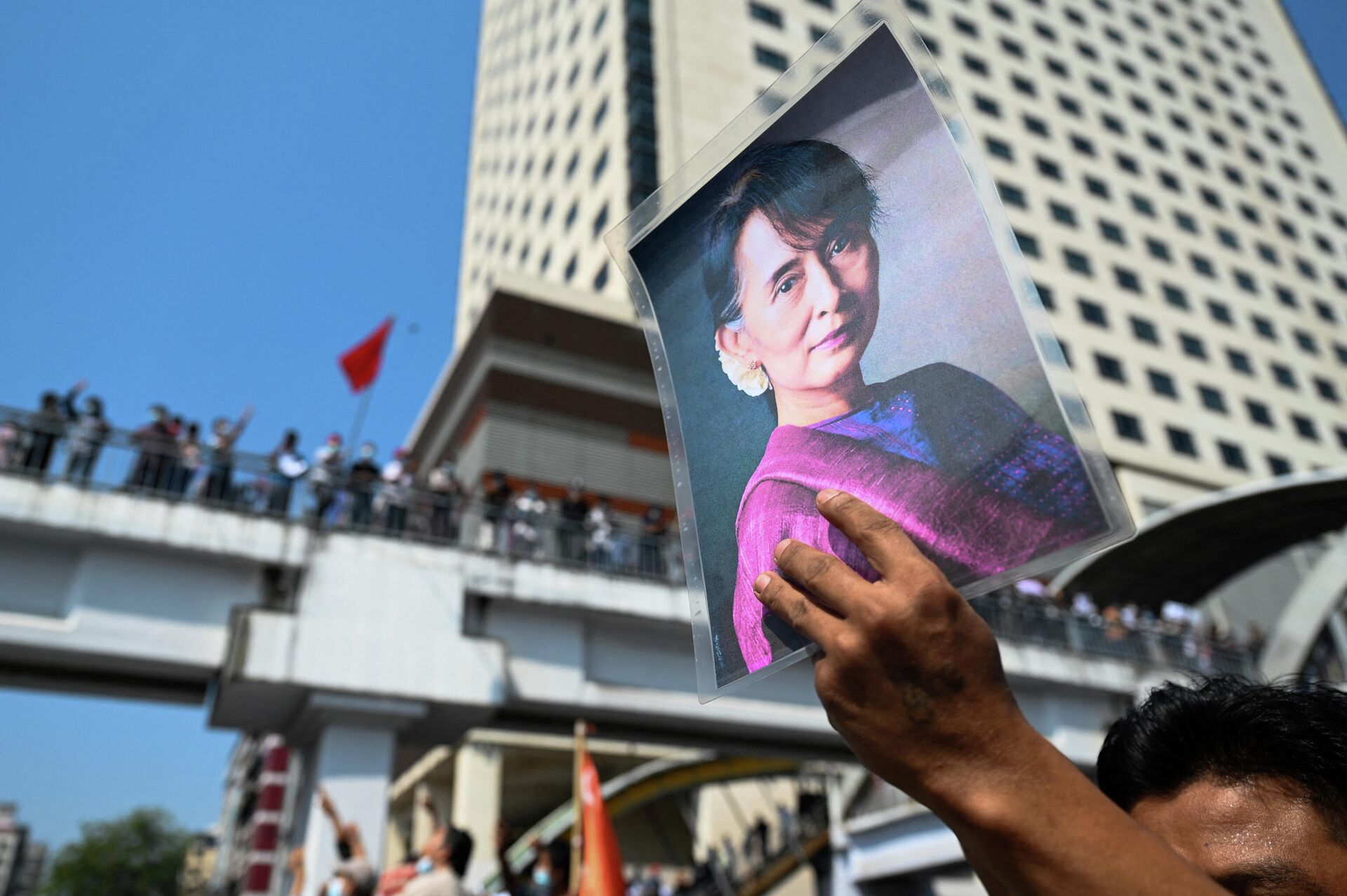 Протестующий держит портрет Аун Сан Су Чжи во время акции протеста против военного переворота в Янгоне, Мьянма - РИА Новости, 1920, 22.04.2021