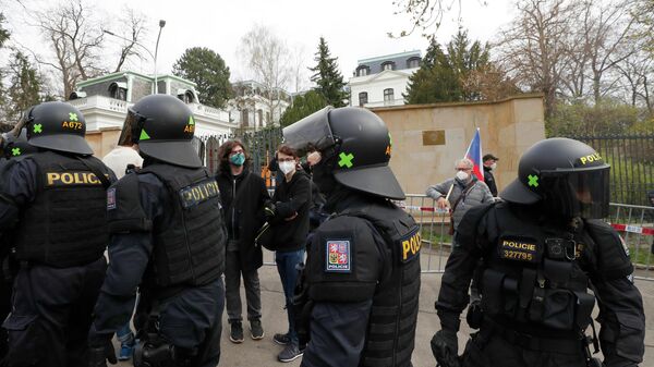 Сотрудники полиции и участники акции протеста у здания посольства России в Праге